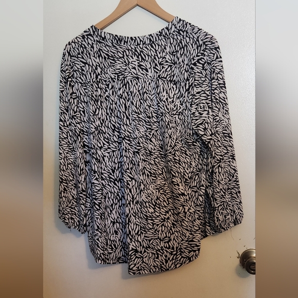 Vince Camuto Black and White Leaf Print Blouse - Picture 4 of 4